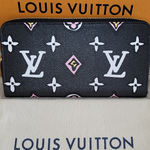 Louis Vuitton Wild at Heart Large Black Monogram Giant Flower Zippy Wallet - Picture 3 of 16